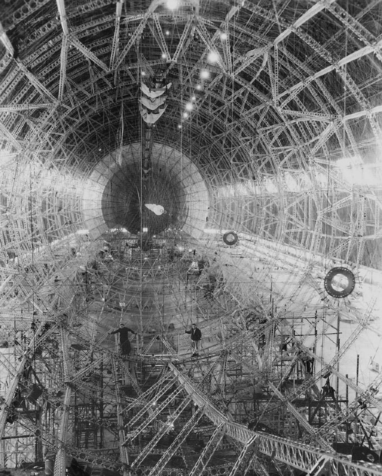 38 Vintage Pics of Zeppelins Under Construction